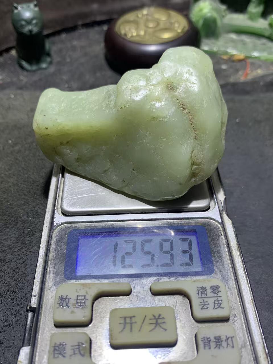 新疆戈壁沙枣青和田玉原石一颗，