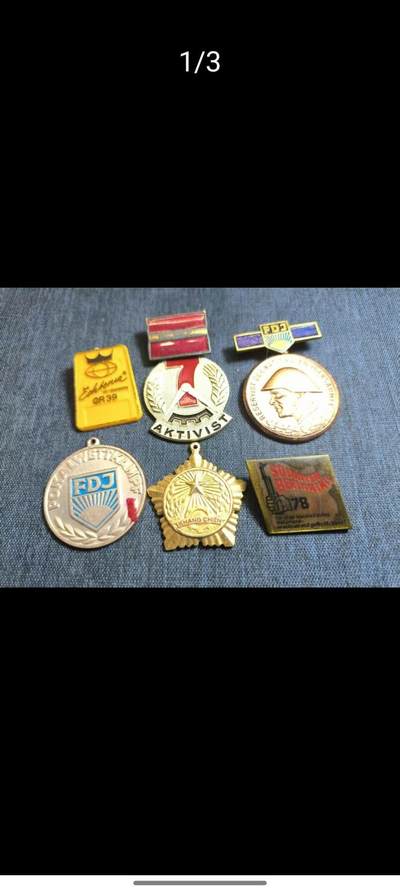 爱藏专拍 - 民主德国勋赏一组（1978人民军士兵党员）边防志愿服役证章 越南抗战奖章 七年建设计划模范奖章）