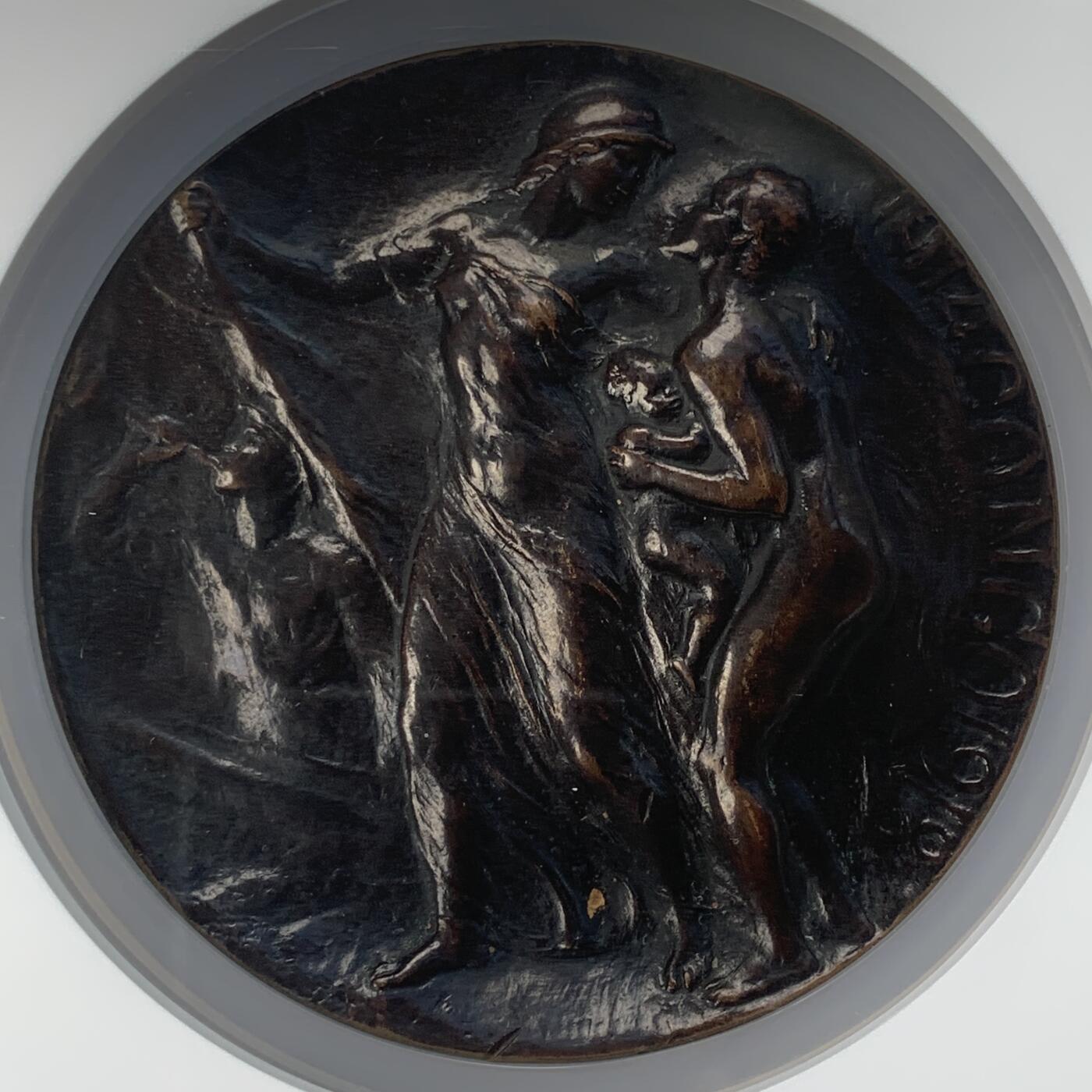 掌中浮雕-藏着的欧洲第040场 NGC MS62 : 1918年一战比属刚果纪念铜章，88mm，超级加厚盒子，连盒共重904.6克 ,（末图与普通加大盒子对比图）