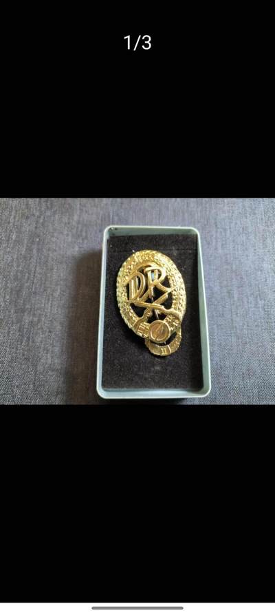 爱藏专拍 - 民主德国DR国铁特殊驻扎部队（类似铁道兵）金级技能章 大版美品带盒）