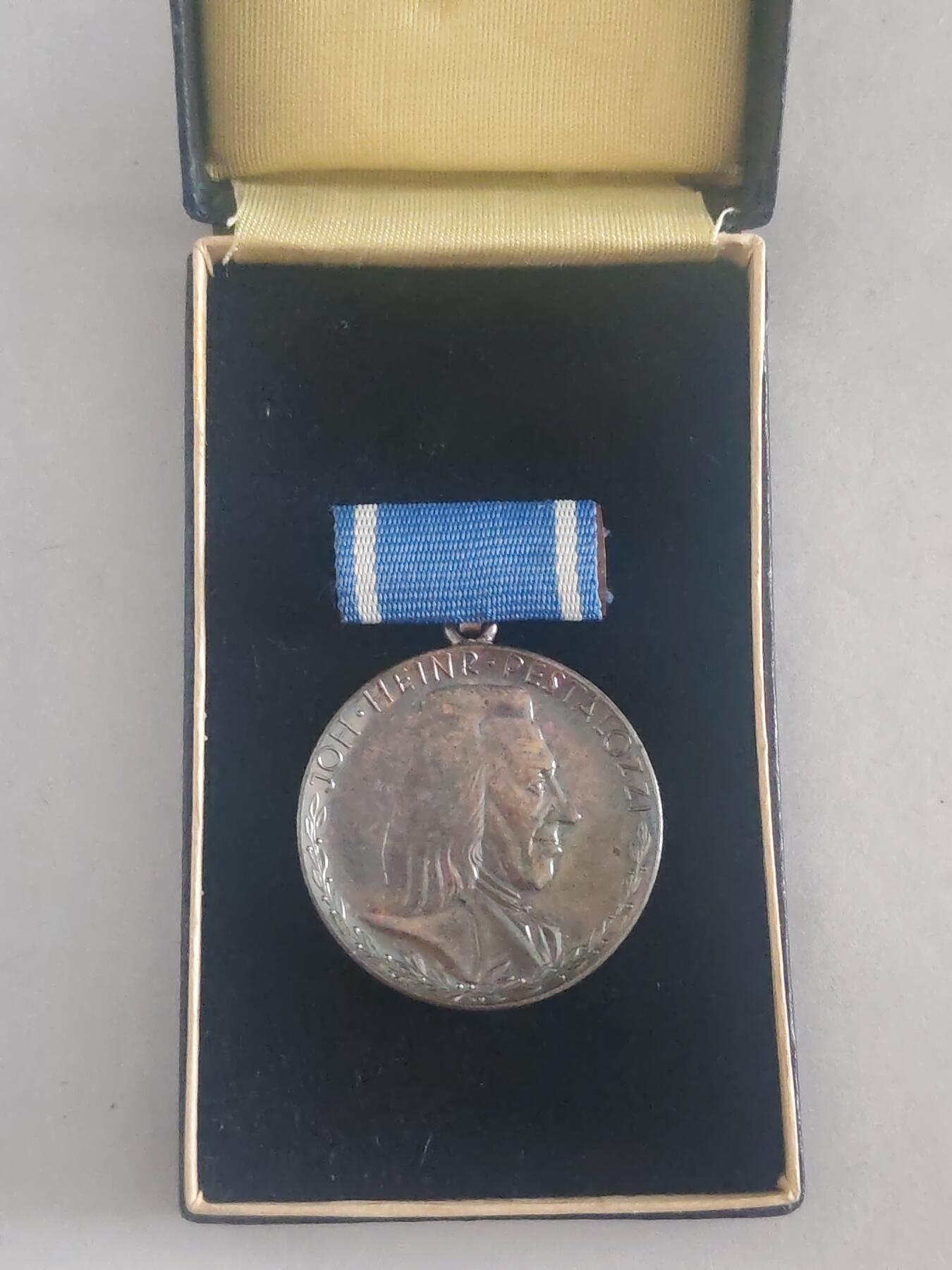 韵星假日拍卖第三十期 -- Rimey Holidays Auction 30 民主德国银级斐斯泰洛齐奖章 带原盒