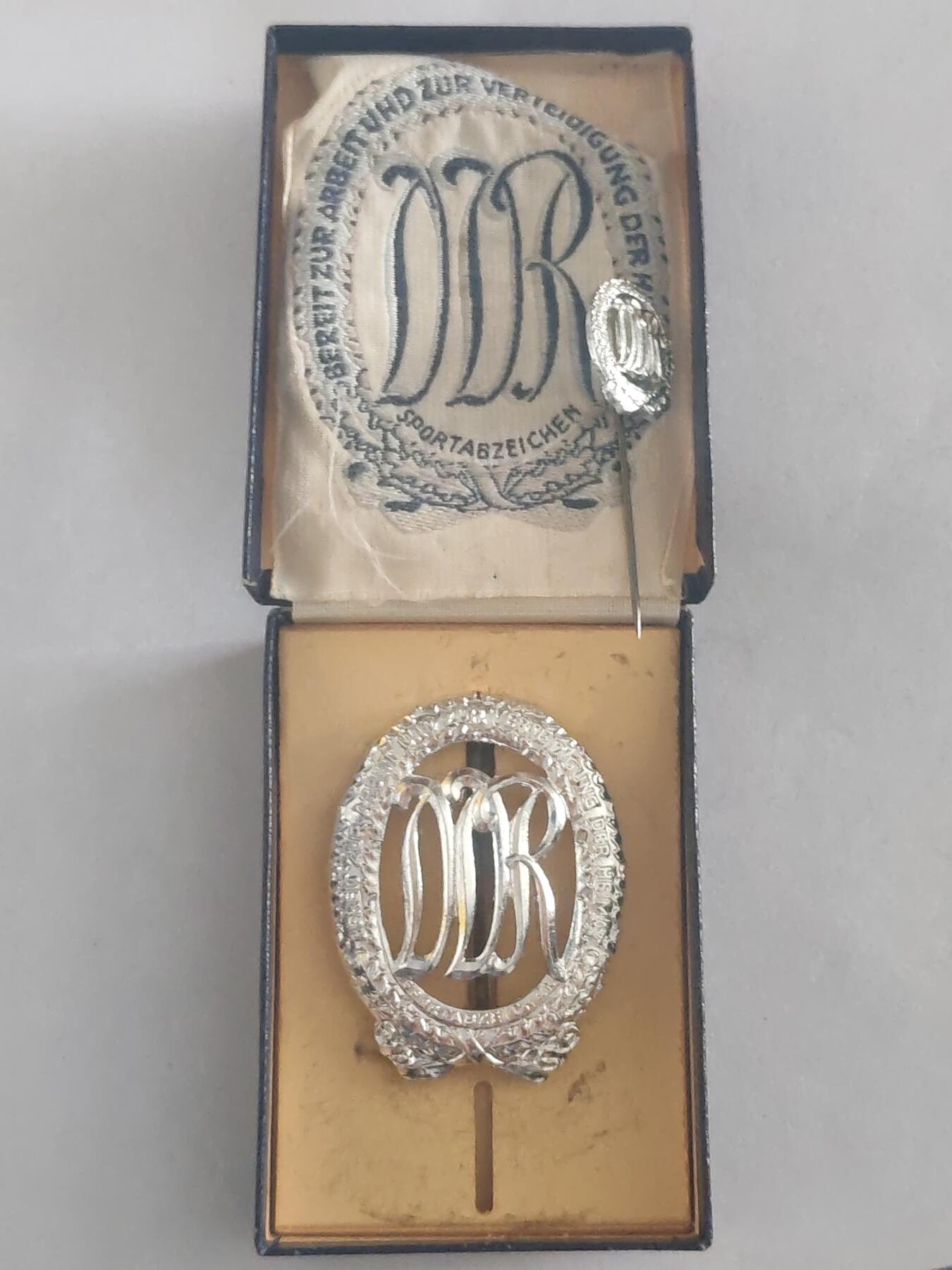 韵星假日拍卖第三十期 -- Rimey Holidays Auction 30 民主德国银级体能证章 带原盒插针