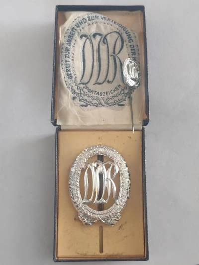 韵星假日拍卖第三十期 -- Rimey Holidays Auction 30 - 民主德国银级体能证章 带原盒插针