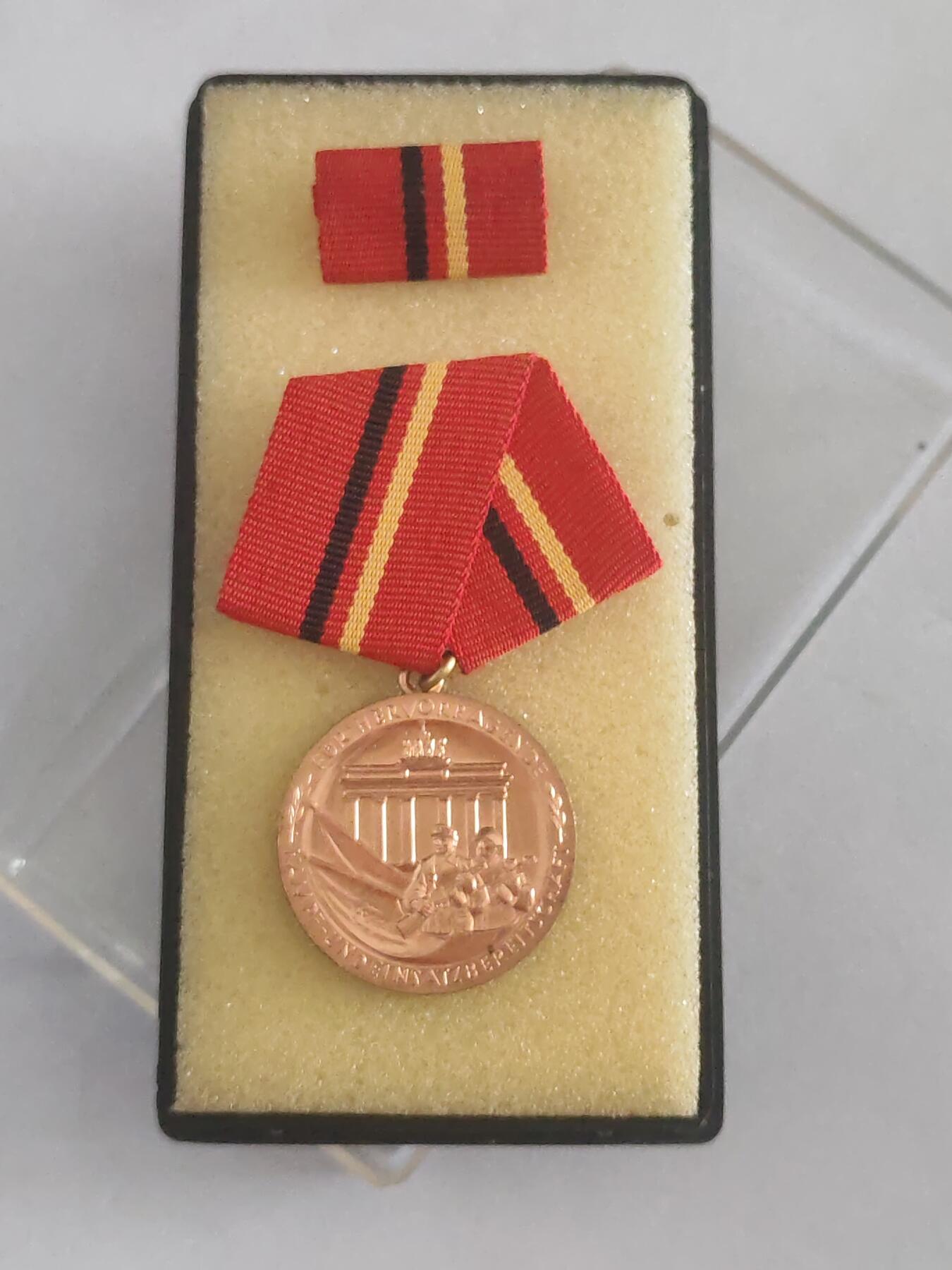 韵星假日拍卖第三十期 -- Rimey Holidays Auction 30 民主德国铜级工战队功绩服务奖章 带原盒略