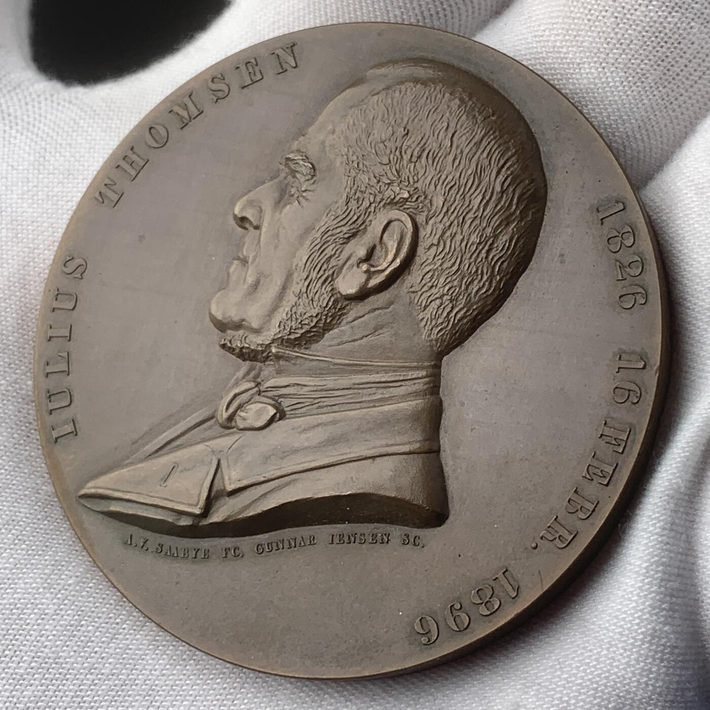 掌中浮雕-藏着的欧洲第041场 1896年丹麦化学家朱利叶斯·汤姆森70岁生日铜章，58mm， Saabye雕刻，原盒