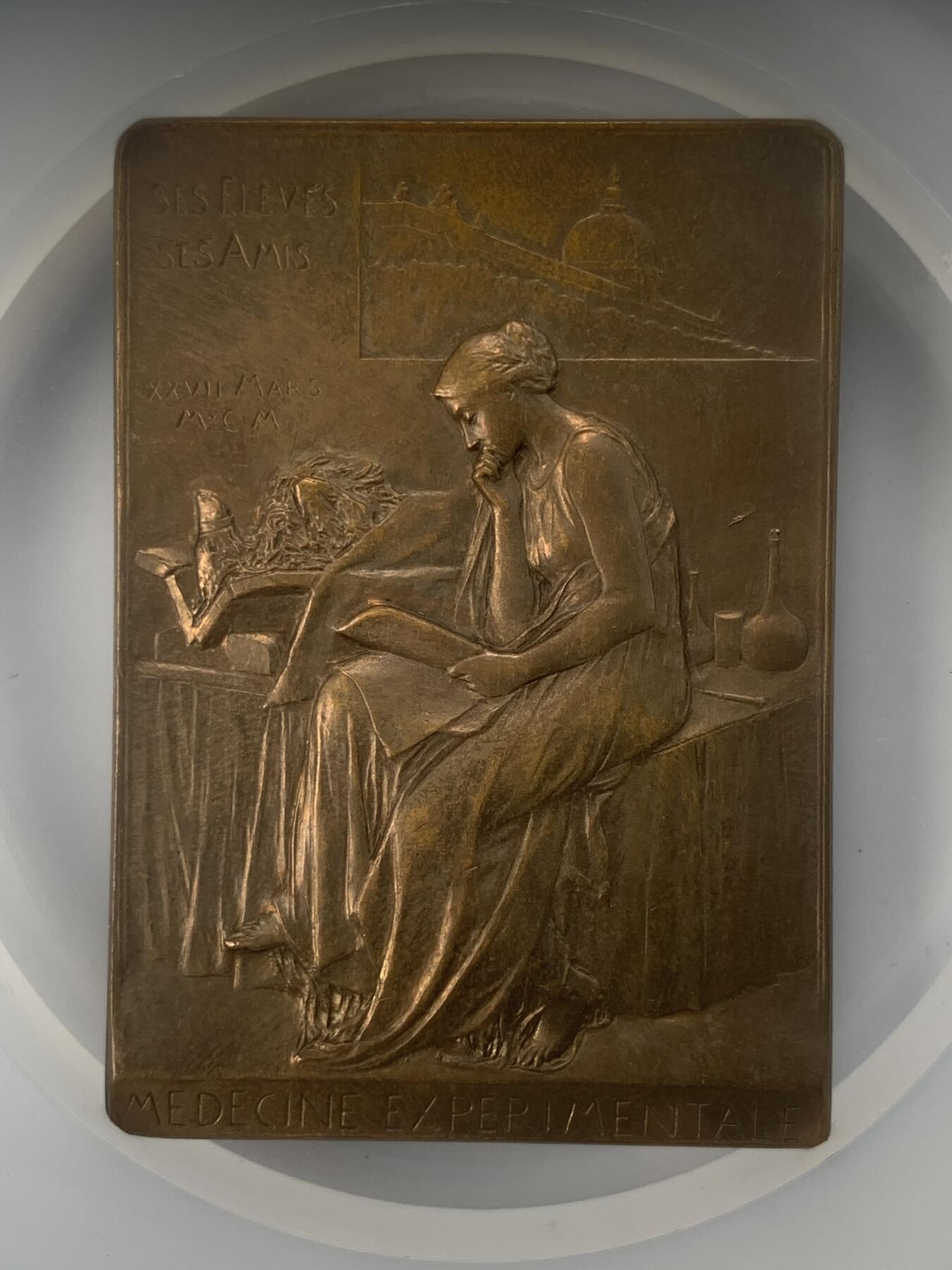 掌中浮雕-藏着的欧洲第040场 NGC UNC : 1900年法国医学教授雅克•拉斐尔•莱平纪念铜章，42 X 59mm，章牌大师奥斯卡.罗蒂Oscar Roty（1846-1911）作品，稀少品种