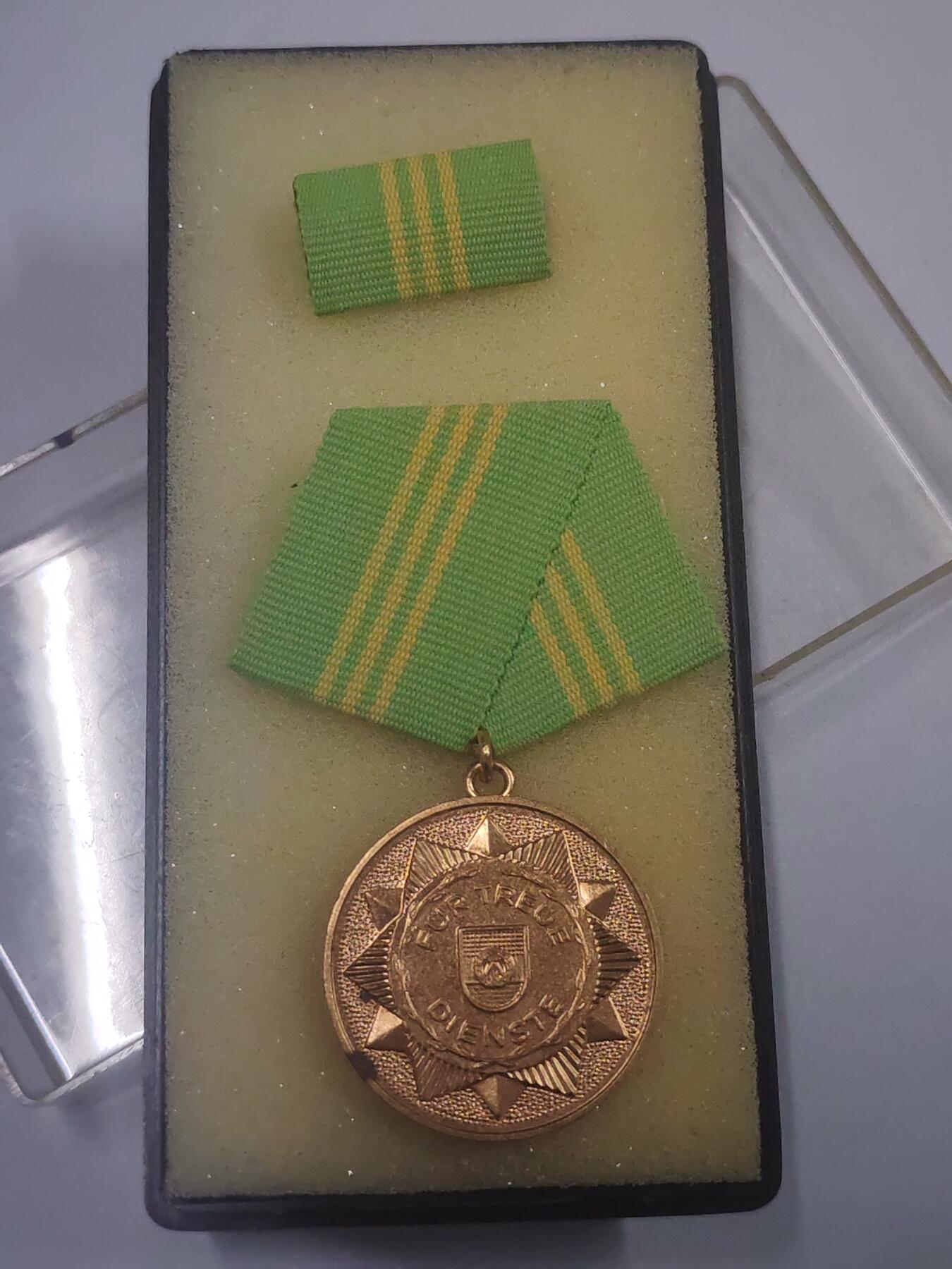 韵星假日拍卖第三十期 -- Rimey Holidays Auction 30 民主德国金级内务部忠诚服役奖章 带原盒略