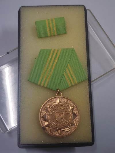 韵星假日拍卖第三十期 -- Rimey Holidays Auction 30 - 民主德国金级内务部忠诚服役奖章 带原盒略