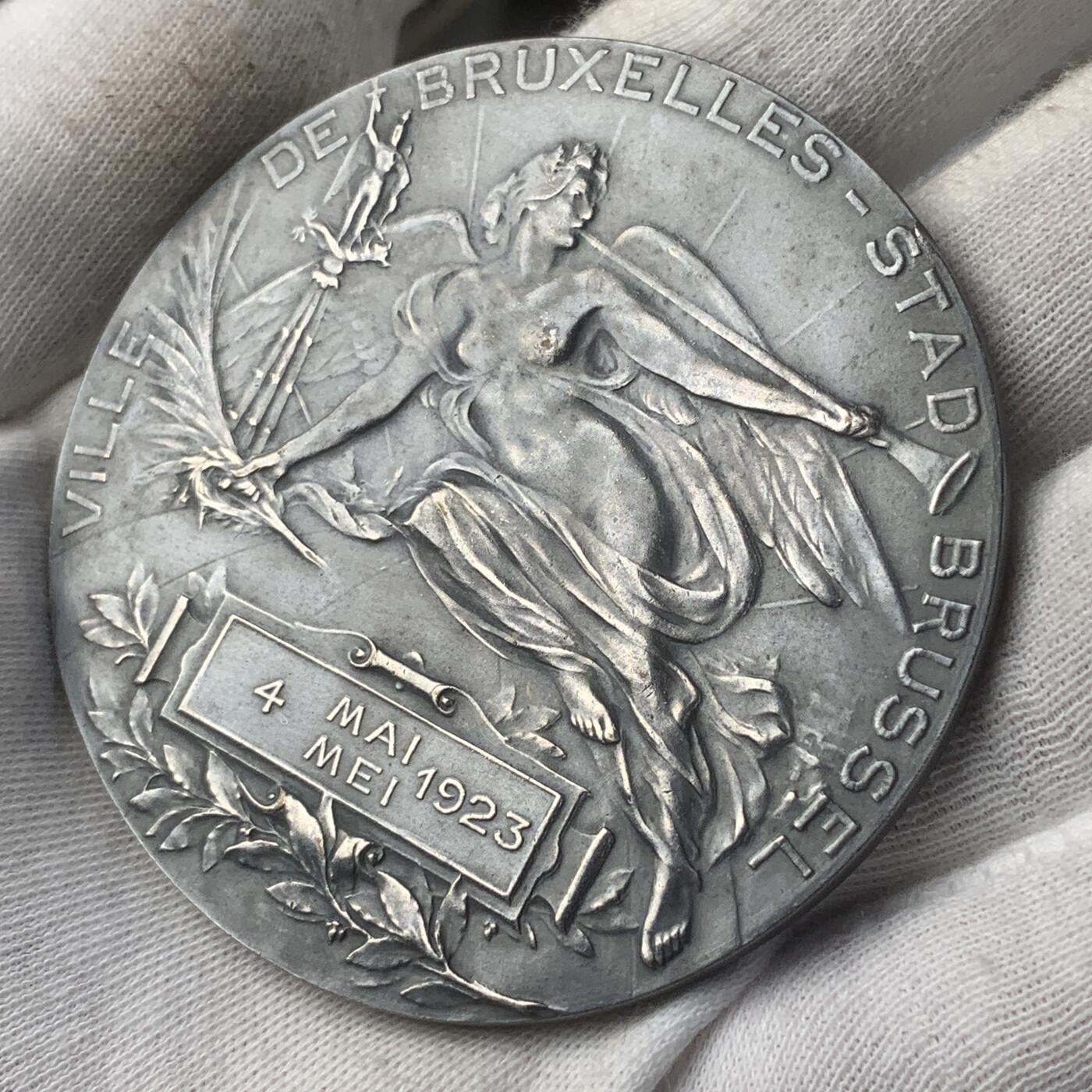 掌中浮雕-藏着的欧洲第040场 1923年西班牙国王王后访问布鲁塞尔纪念镀银铜章，64mm，94.33g