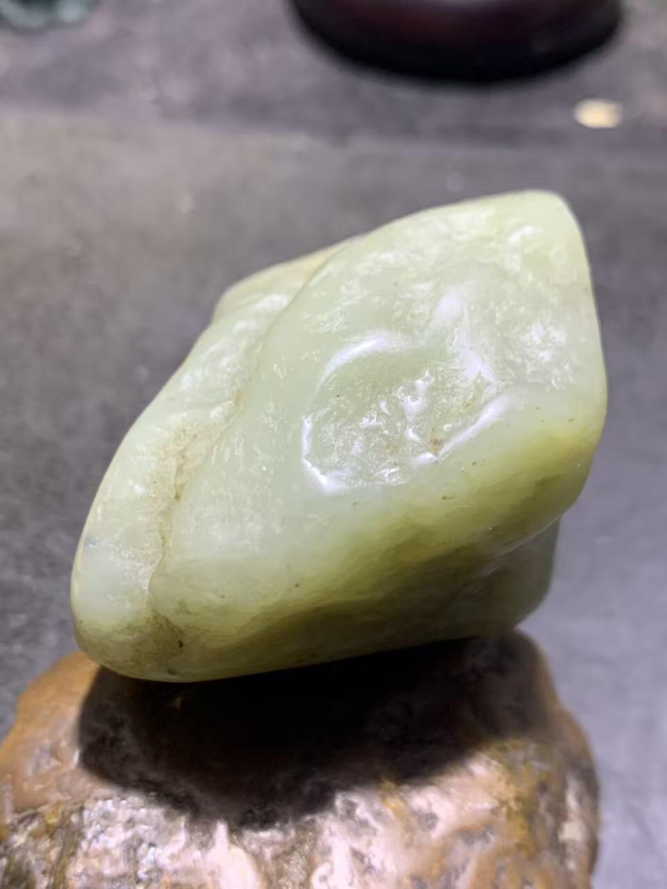 新疆戈壁沙枣青和田玉原石一颗，