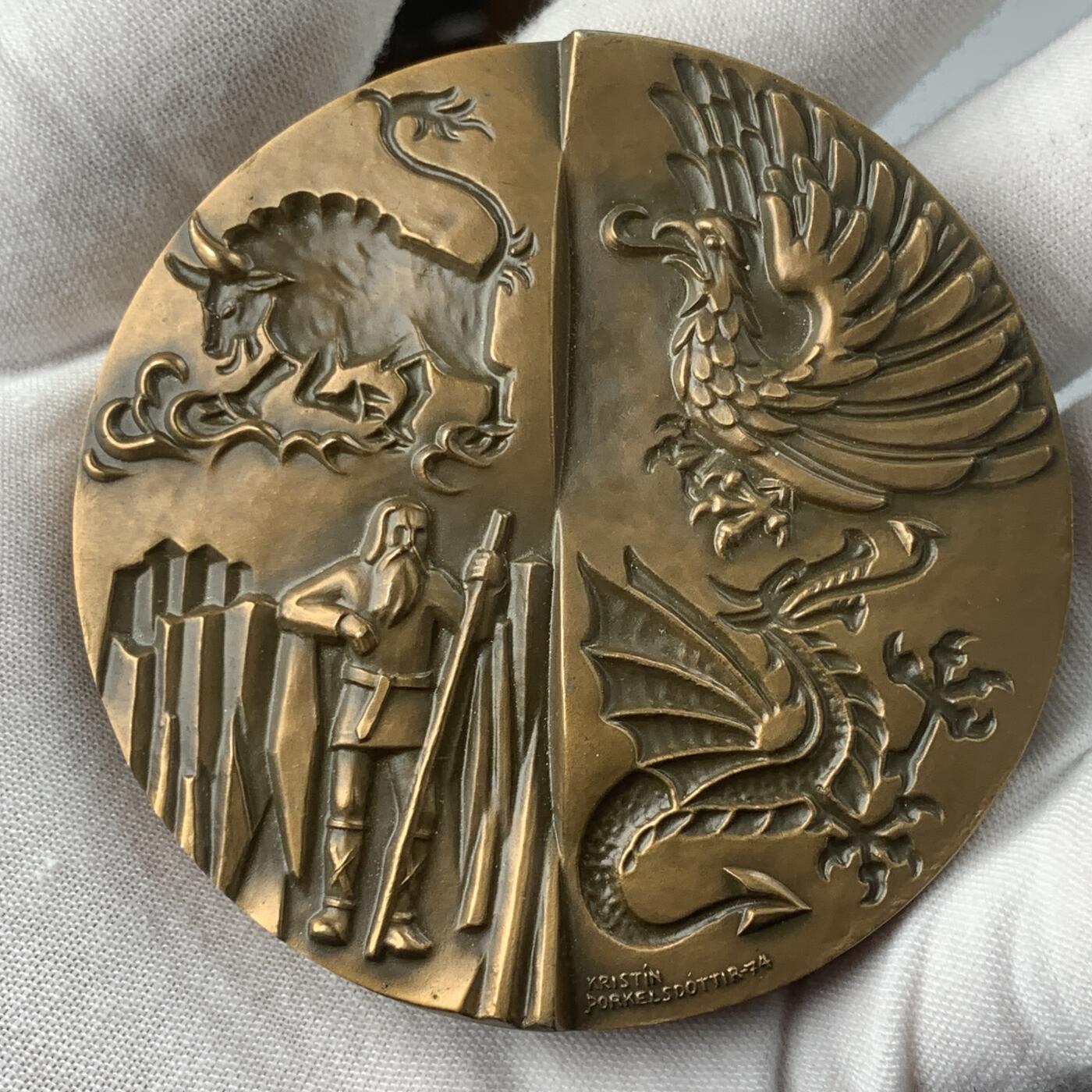 掌中浮雕-藏着的欧洲第040场 1974年冰岛建城1100年纪念，原盒，银章限量发行2000枚，银章（925）70mm/300g，铜章，70mm/310g