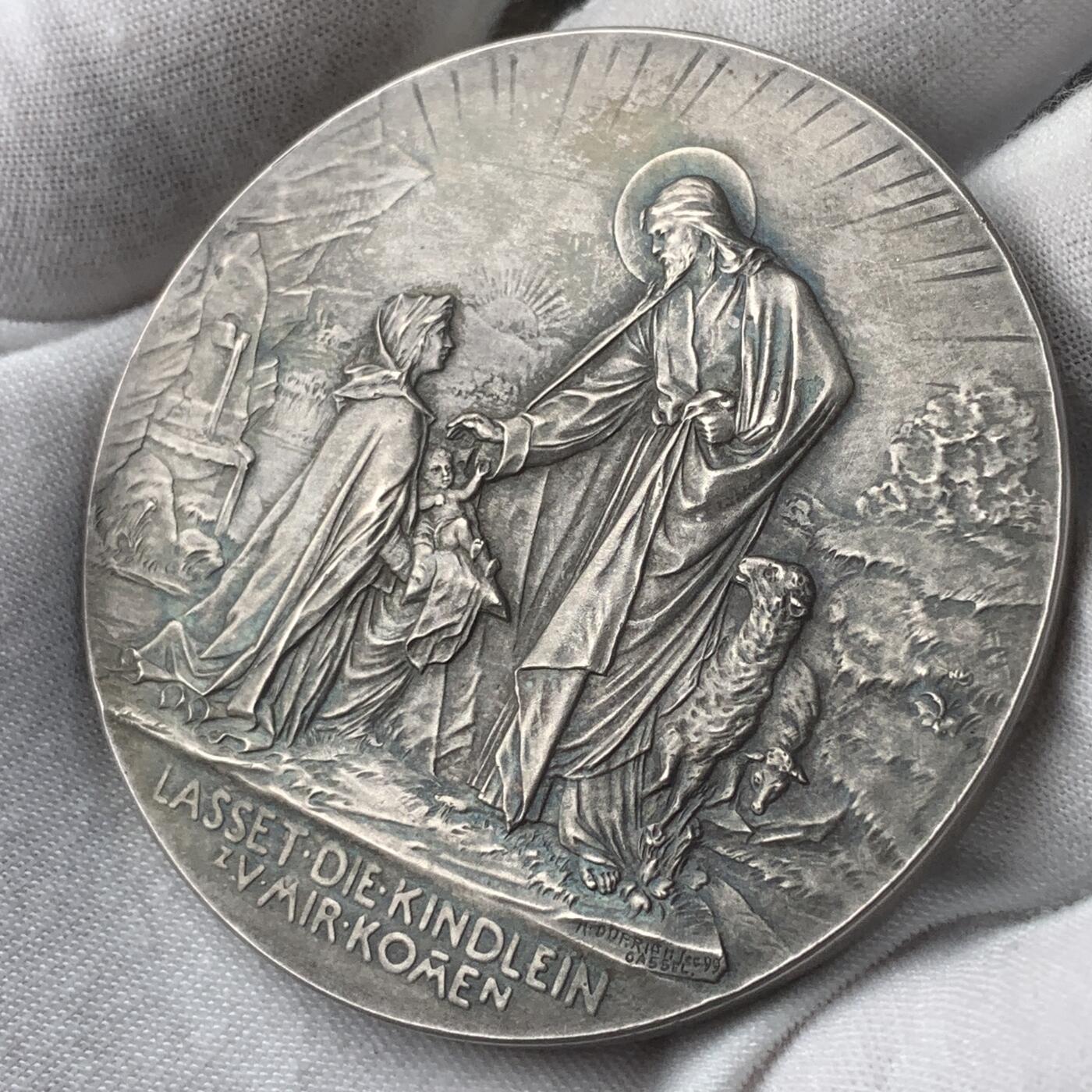 掌中浮雕-藏着的欧洲第041场 1899年德国宗教镀银铜章， Dürrich雕刻，60mm，85g，奇怪的是同款银章只有70克，我没有经手过，唯一解释就是银章比较薄