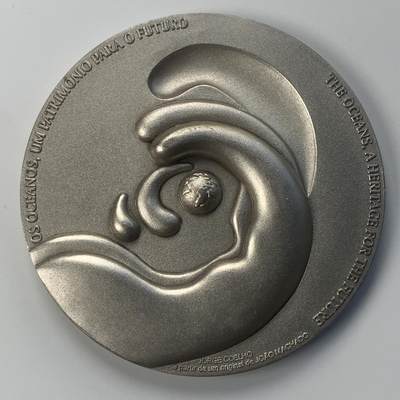 掌中浮雕-藏着的欧洲第040场 - 1998年葡萄牙里斯本世界博览会纪念镀银铜章，80mm，245.5g