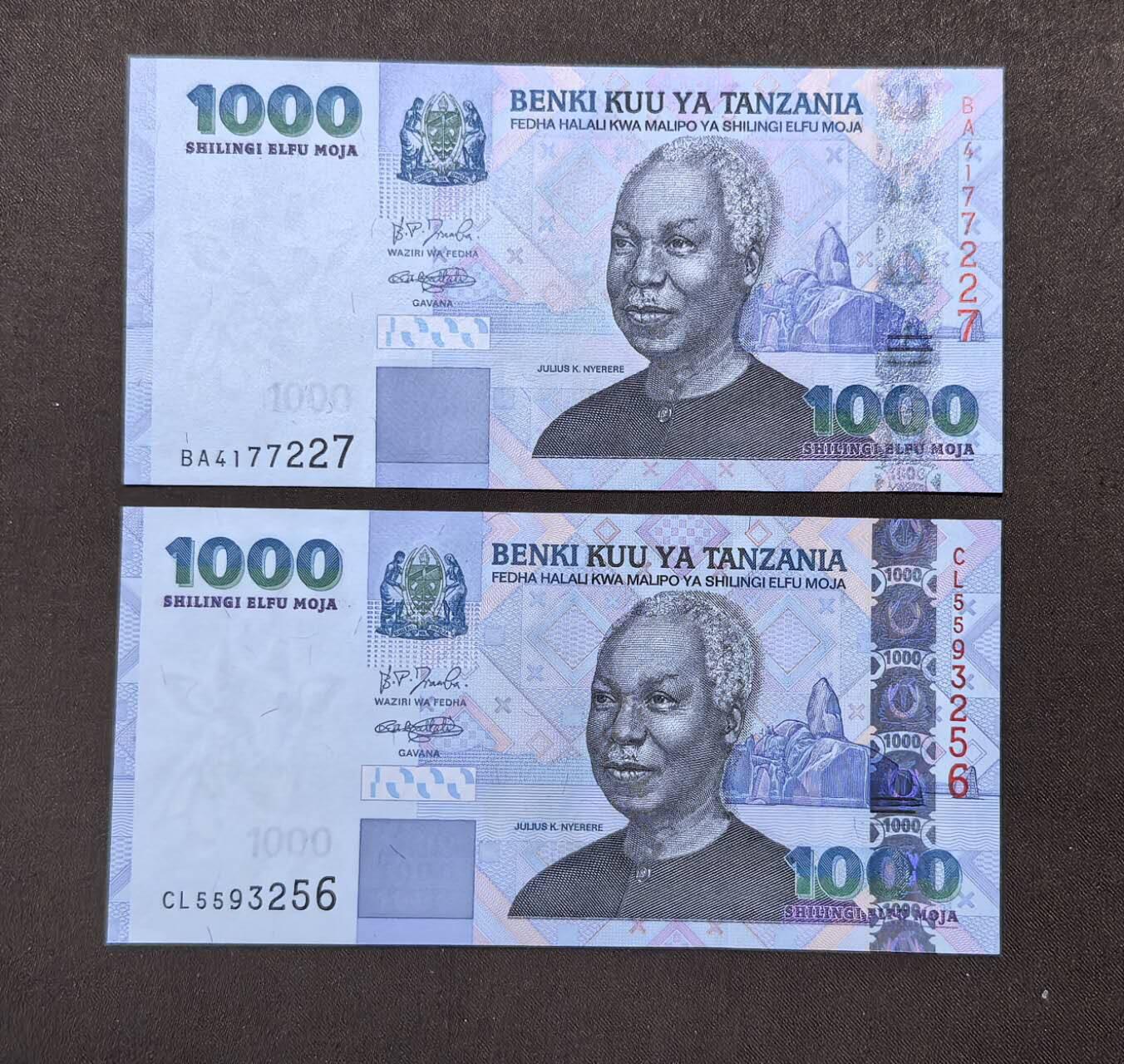 北京马甸外国币专卖第146期，外国纸币币专场，陆续上拍，欢迎关注 全新UNC  衣扣左边错版，衣扣右边正版 ，不常有趣味的一对坦桑尼亚1000先令纸币