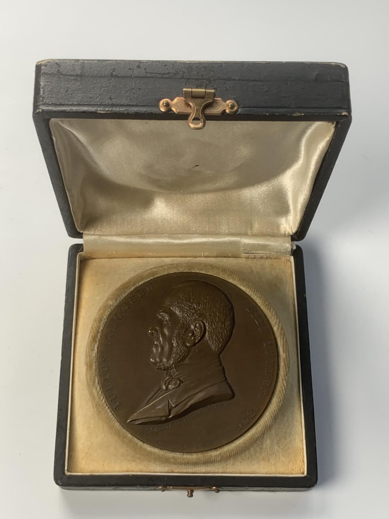 掌中浮雕-藏着的欧洲第041场 1896年丹麦化学家朱利叶斯·汤姆森70岁生日铜章，58mm， Saabye雕刻，原盒