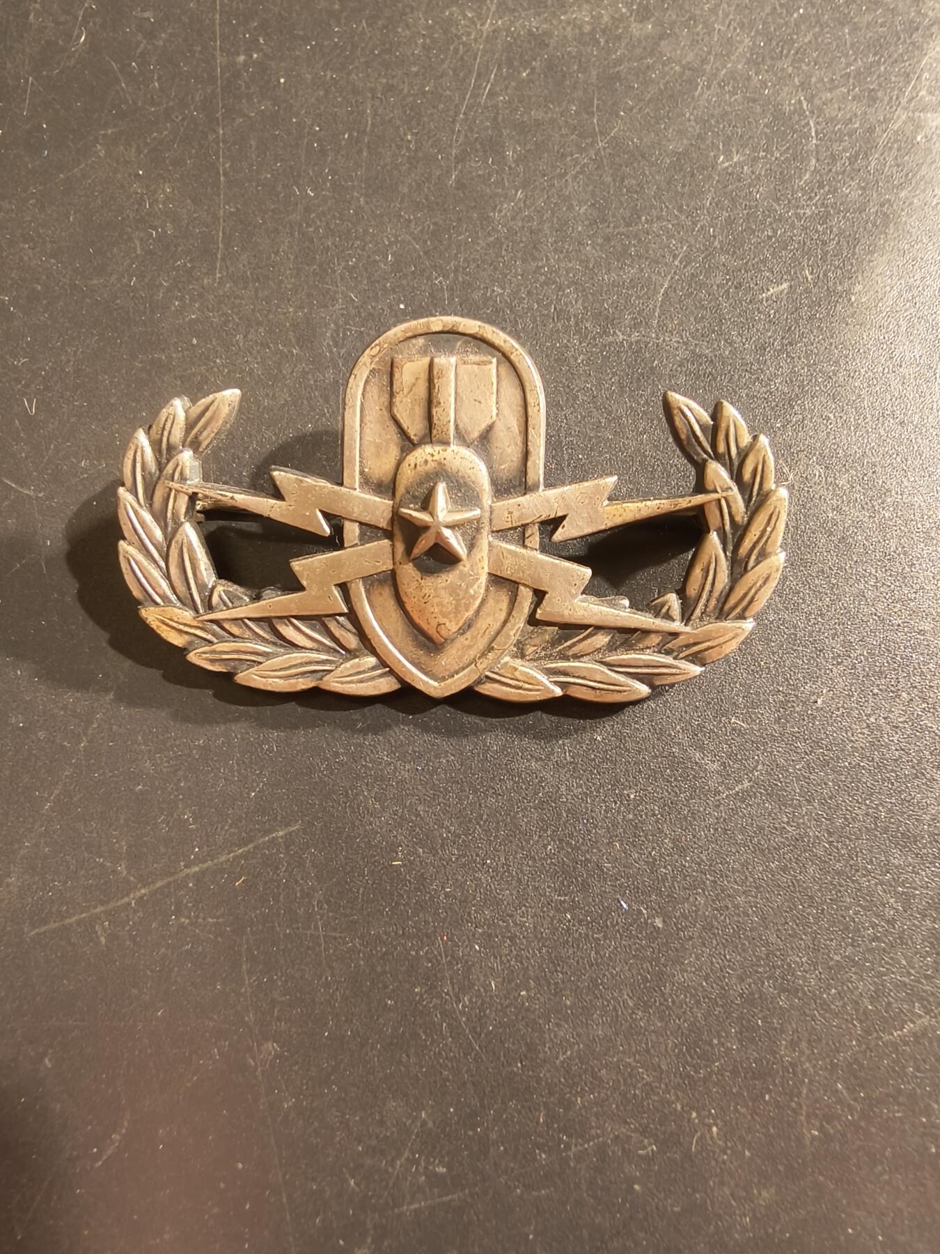 老王徽章第161期 美国三军爆炸物处理中级技能章     早期横真版     925银    早期贵金属很少见！   全尺寸