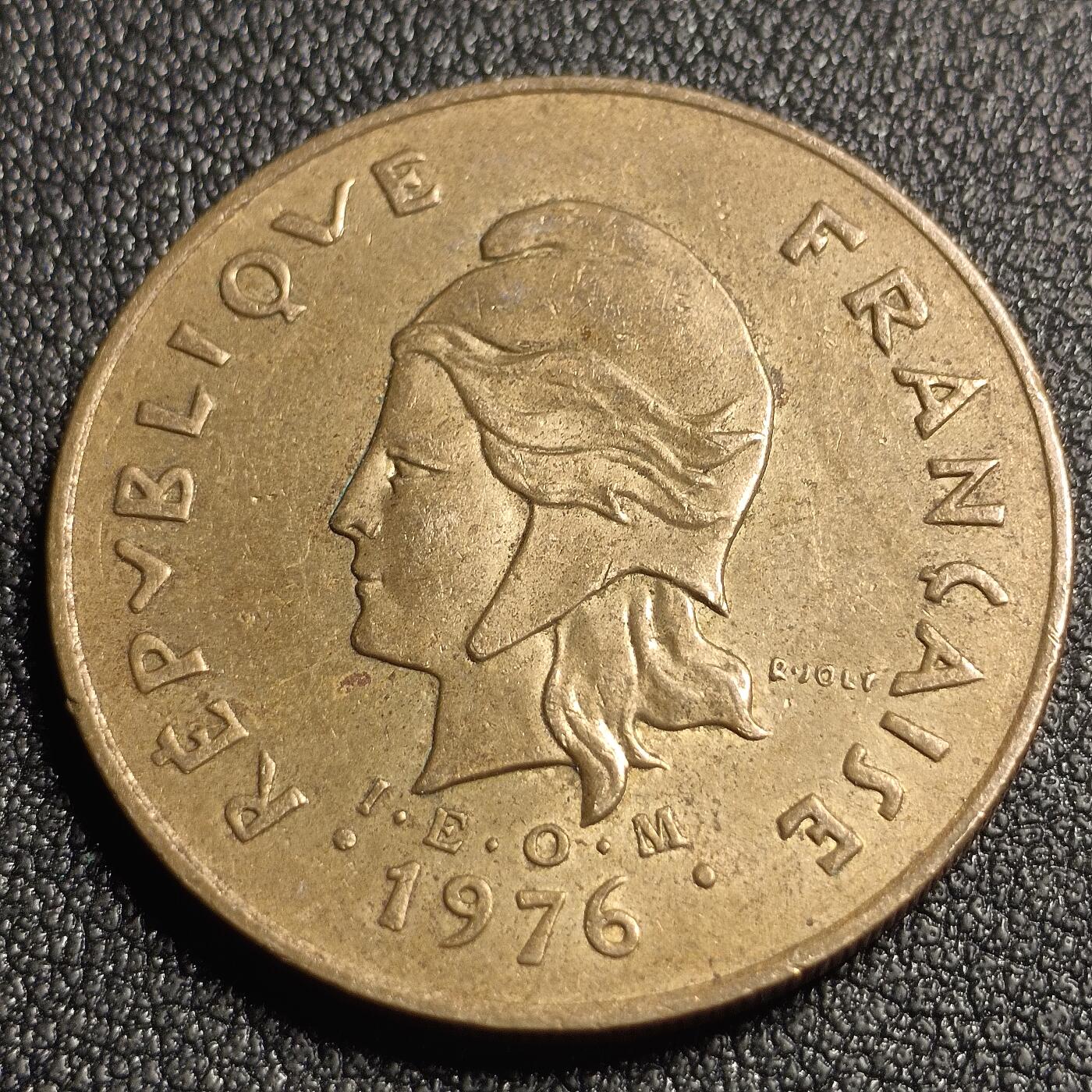 泉币菌-第127场-精品福利场(115场之后的本周末发货，感谢理解) 原光美品 1976年首年 海岛木屋 法属波利尼西亚 100法郎黄铜硬币 30毫米 10克