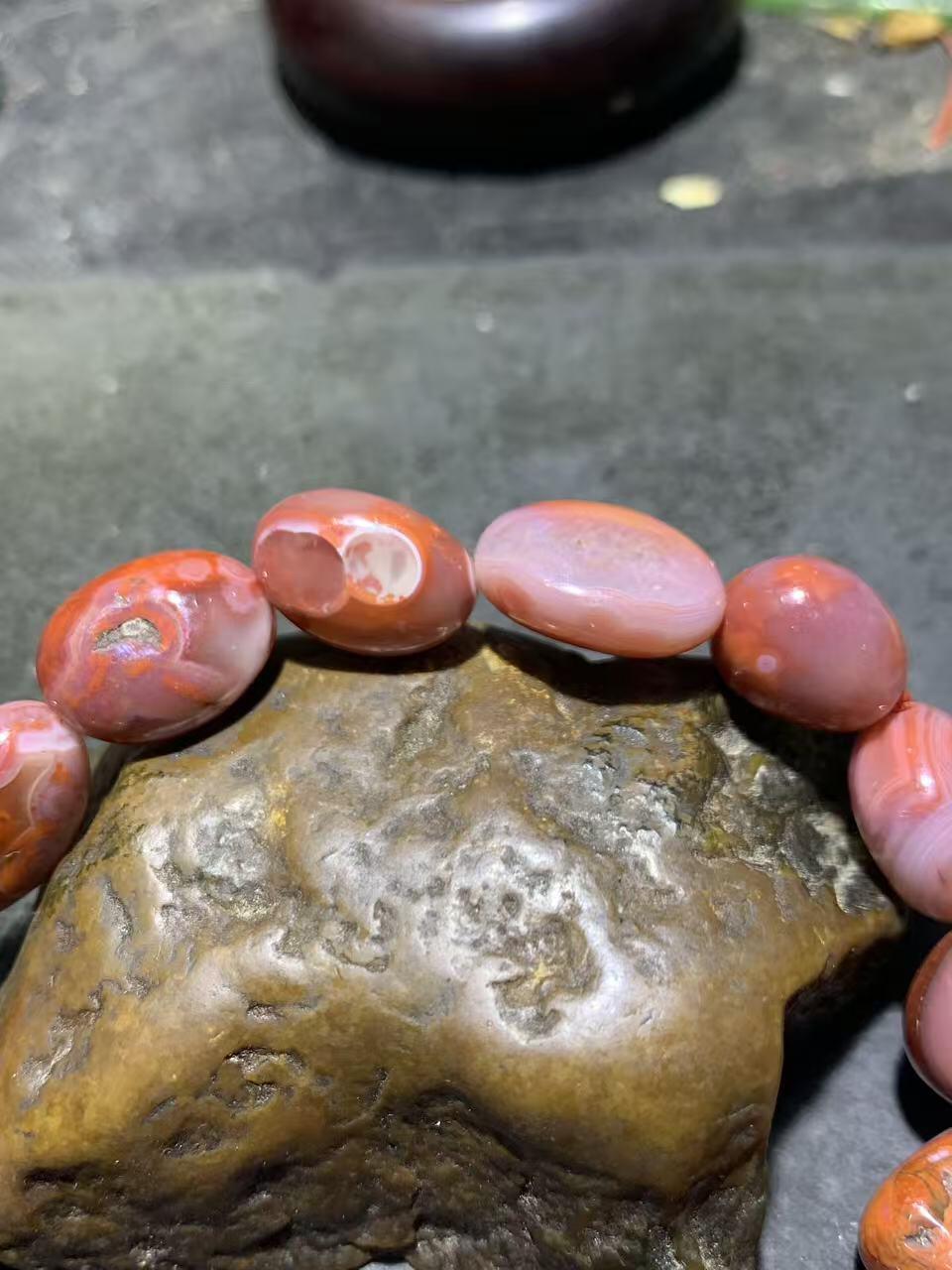 川料原皮红白冰飘南红玛瑙随形单圈手串一条，