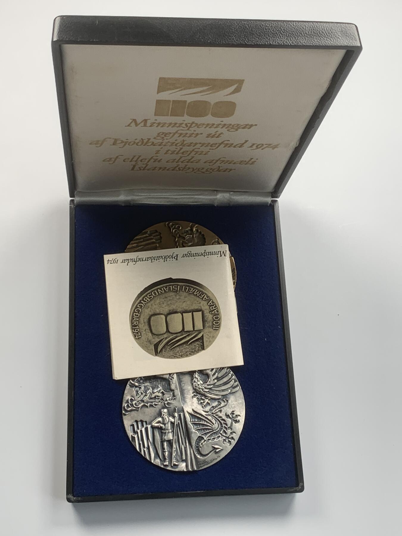 掌中浮雕-藏着的欧洲第040场 1974年冰岛建城1100年纪念，原盒，银章限量发行2000枚，银章（925）70mm/300g，铜章，70mm/310g