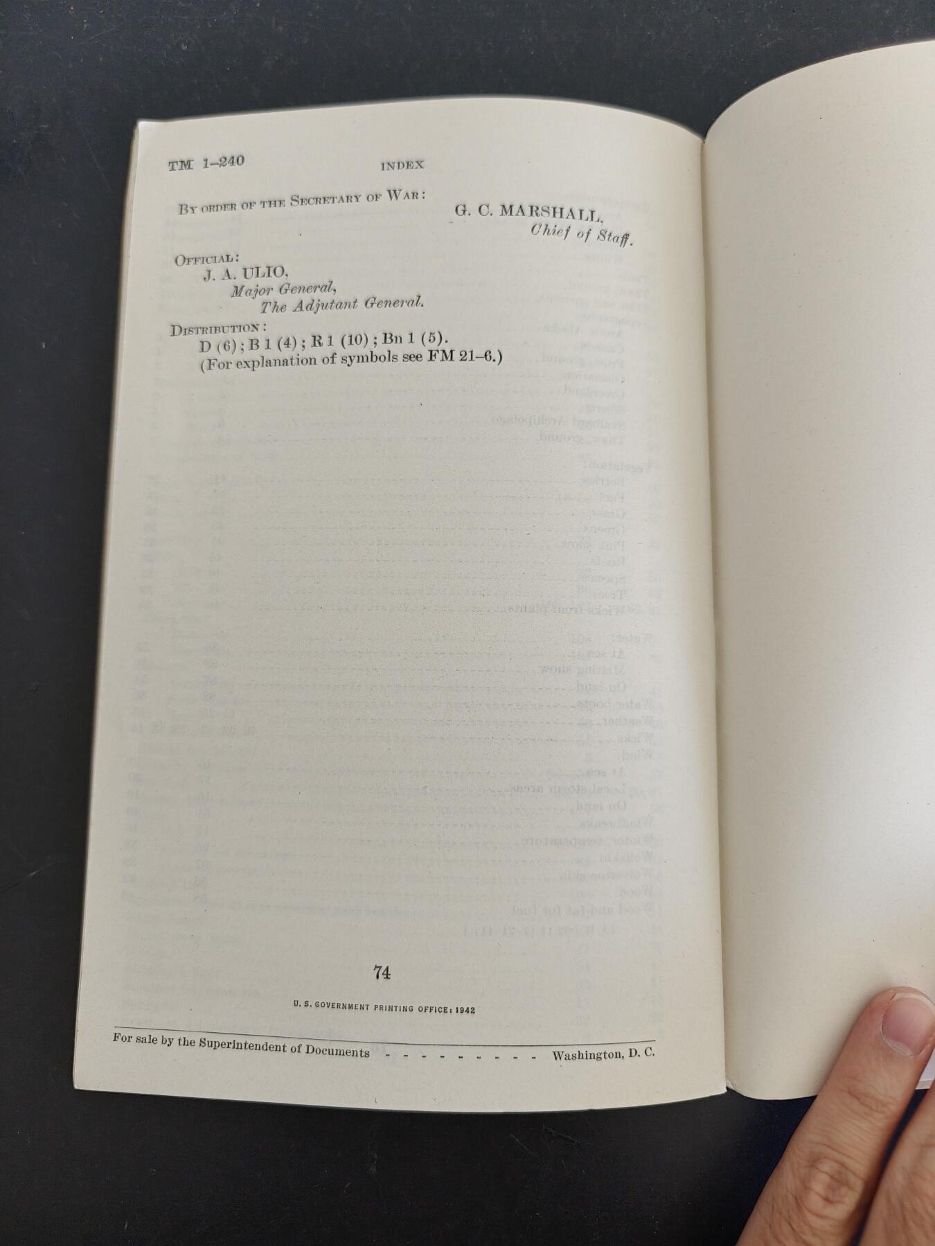 老王徽章第161期 美国战争部“北极手册”技术手册     1942年出版     供美国海陆军航空兵和地勤人员培训使用      74页     内容丰富     限制级别 