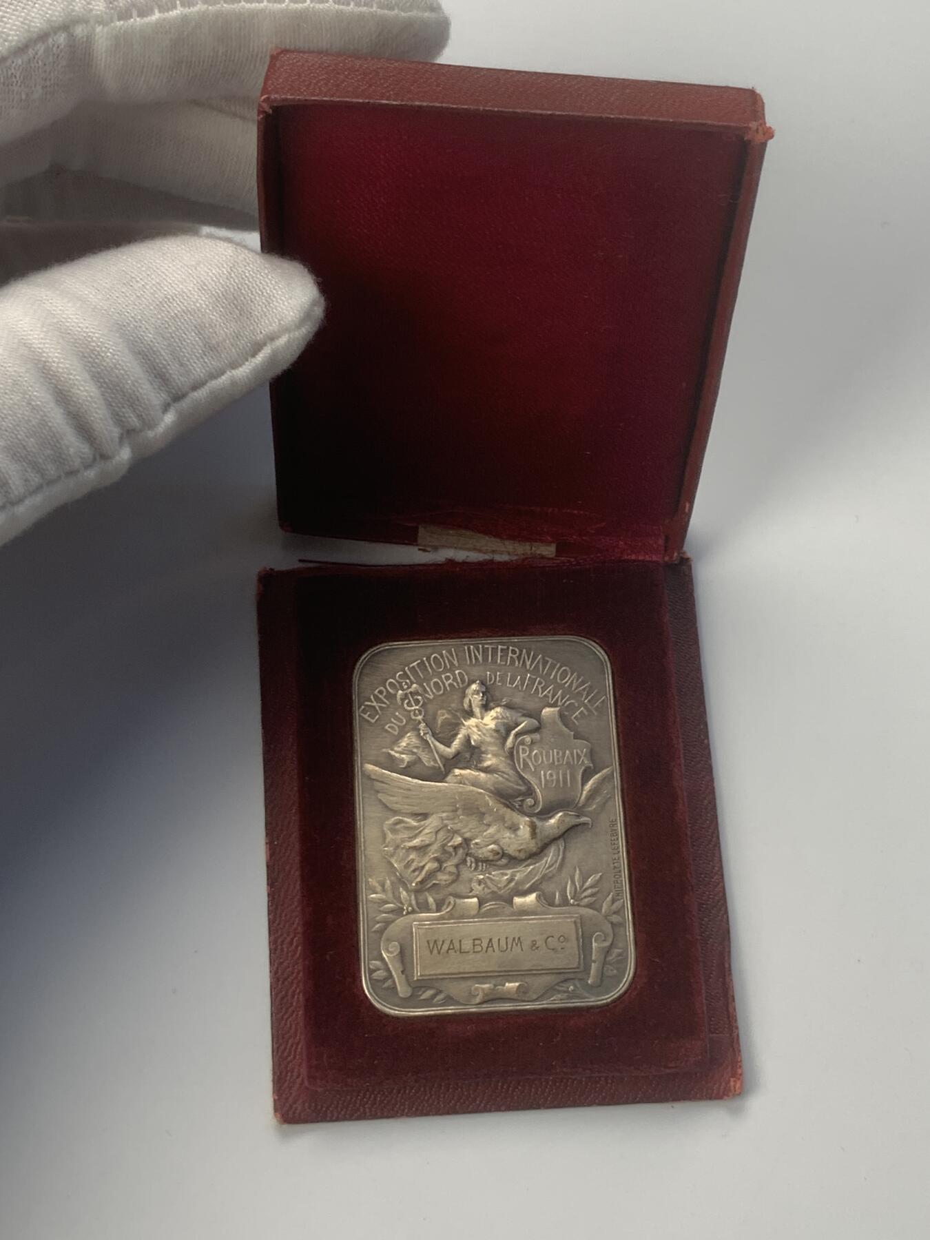 掌中浮雕-藏着的欧洲第040场 1911年法国鲁贝国际博览会镀银铜章，39*54mm，原盒有破损