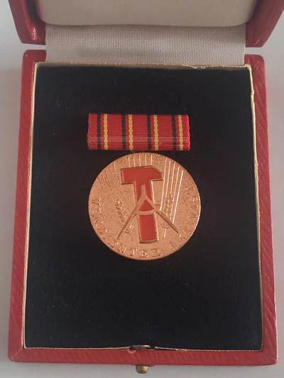 韵星假日拍卖第三十期 -- Rimey Holidays Auction 30 - 民主德国功勋活动家奖章 带原盒 少见早期版本