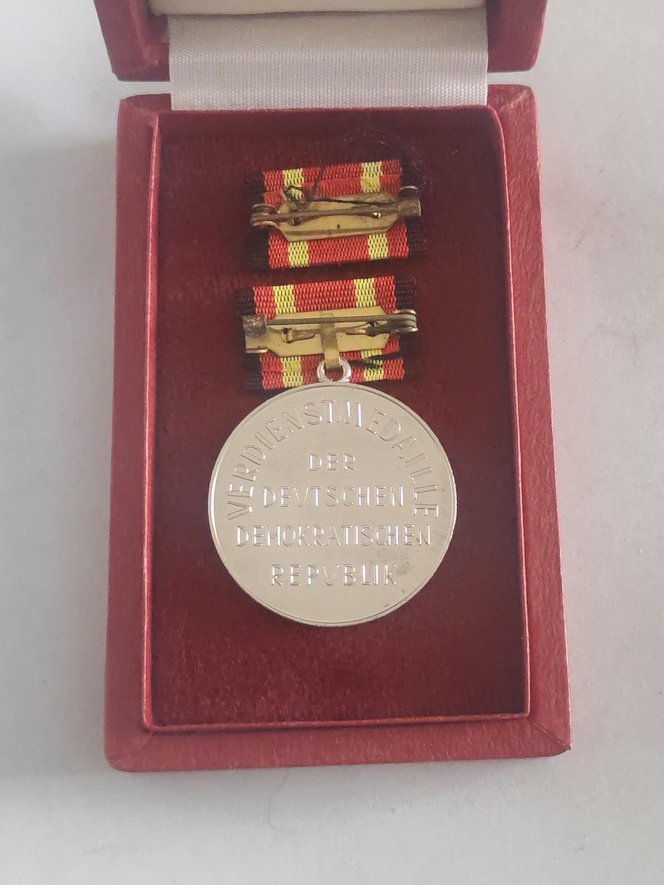 韵星假日拍卖第三十期 -- Rimey Holidays Auction 30 民主德国国家功勋奖章 带原盒略