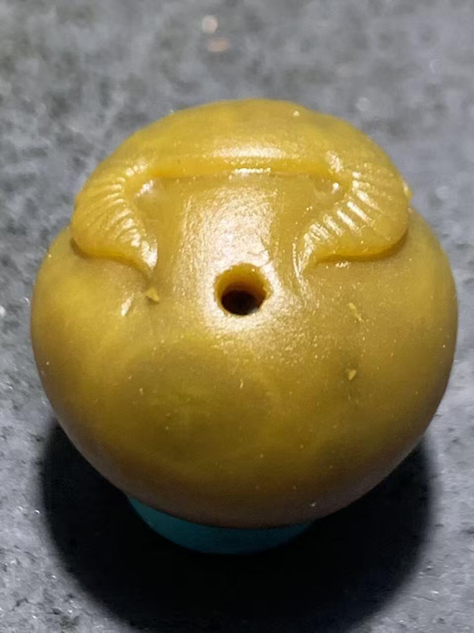 精美亚光高玉化冻料战国红玛瑙手工俏色巧雕牛头圆珠一个