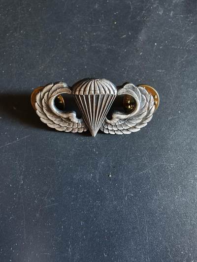 老王徽章第161期 - 美国空降兵证章      带厂标