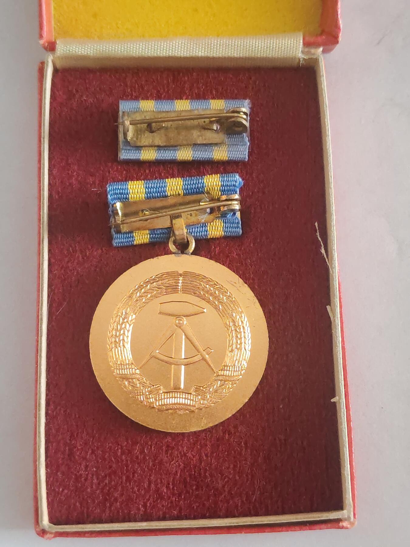 韵星假日拍卖第三十期 -- Rimey Holidays Auction 30 民主德国金级邮政忠诚服务奖章 带原盒略