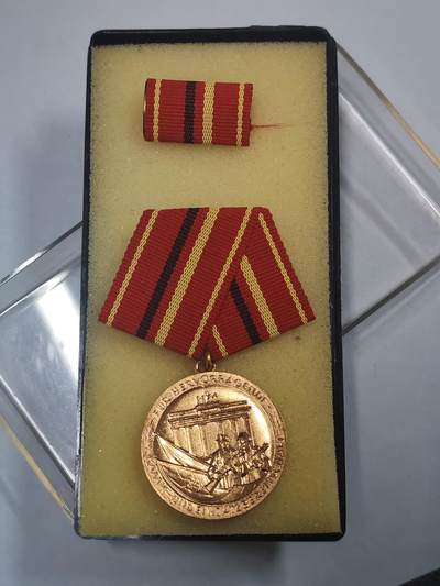 韵星假日拍卖第三十期 -- Rimey Holidays Auction 30 - 民主德国金级工战队功绩服务奖章 带原盒略