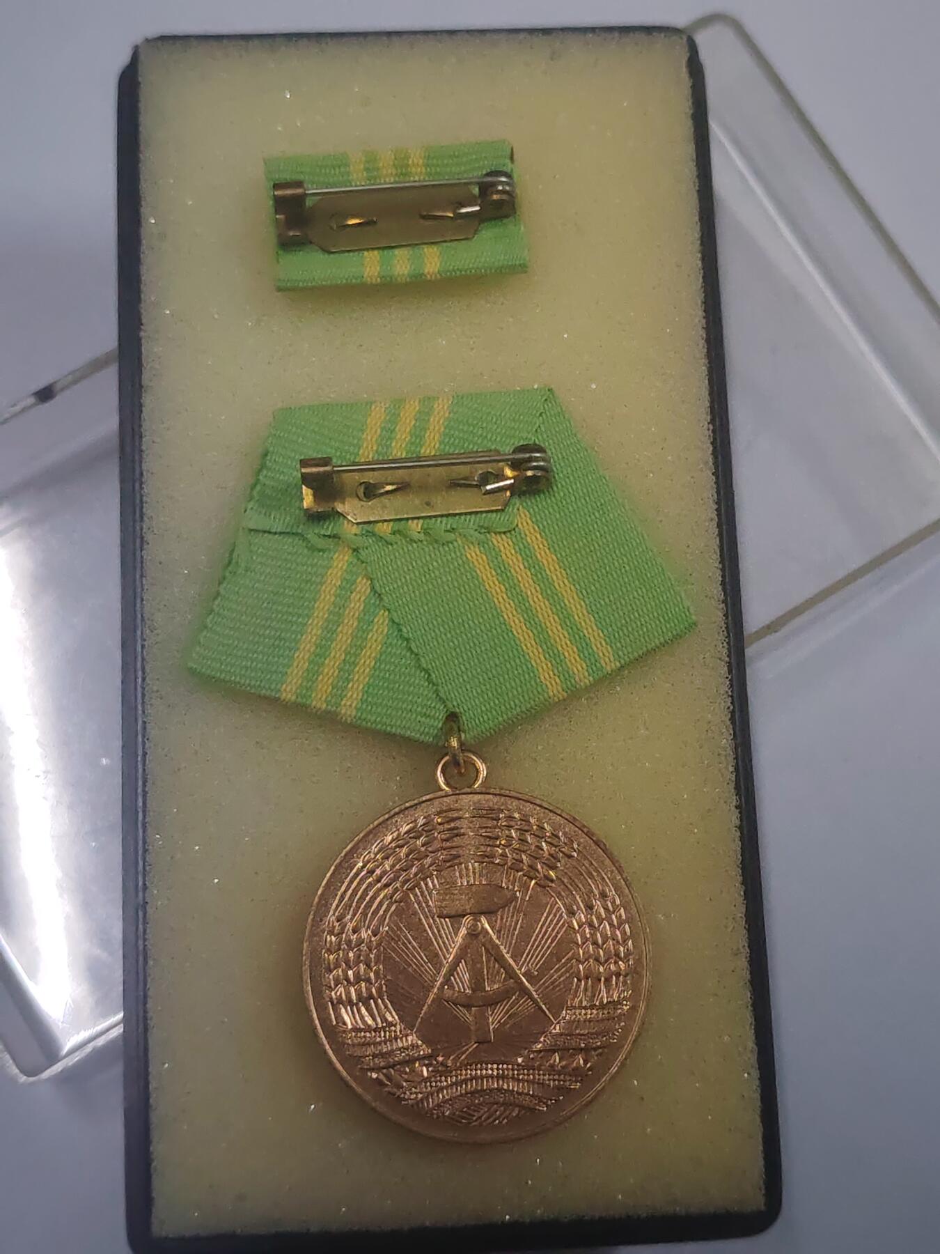 韵星假日拍卖第三十期 -- Rimey Holidays Auction 30 民主德国金级内务部忠诚服役奖章 带原盒略