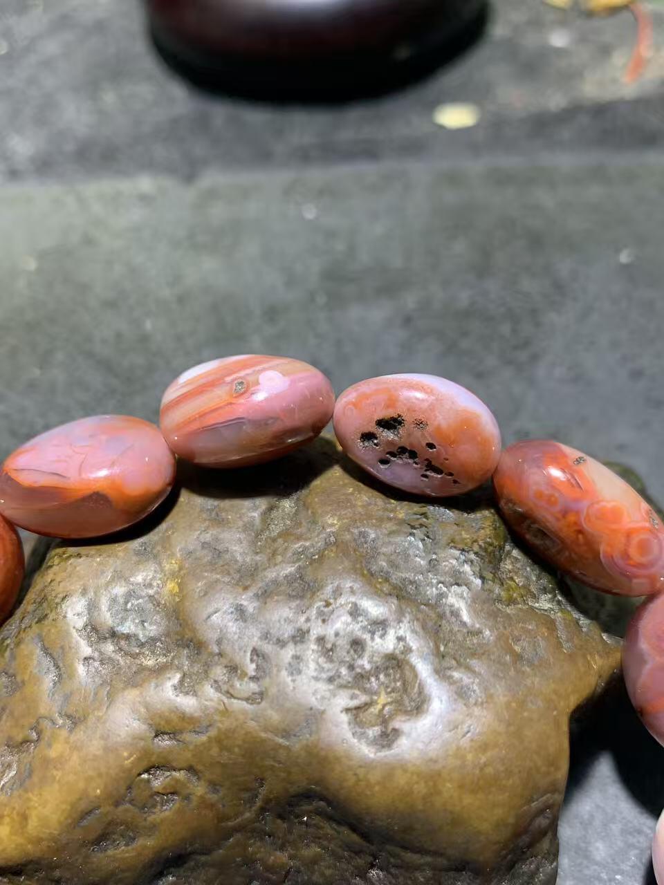 川料原皮红白冰飘南红玛瑙随形单圈手串一条，