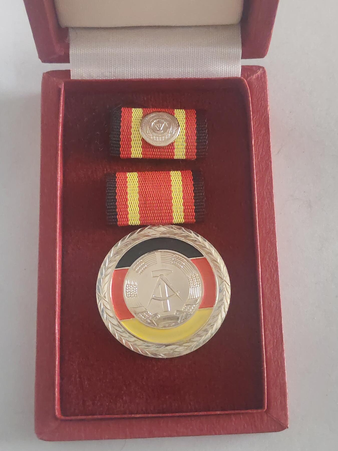 韵星假日拍卖第三十期 -- Rimey Holidays Auction 30 民主德国国家功勋奖章 带原盒略