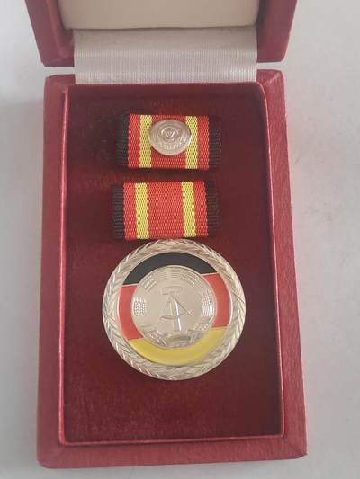 韵星假日拍卖第三十期 -- Rimey Holidays Auction 30 - 民主德国国家功勋奖章 带原盒略