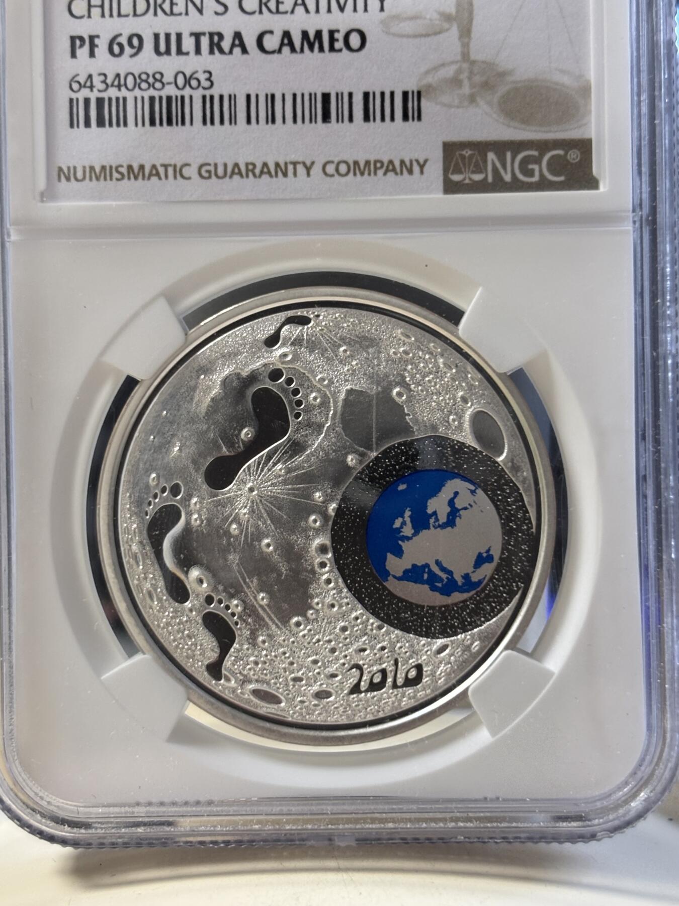 第181期拍卖 获奖币芬兰2010年儿童与创造力彩色精制纪念银币原盒证书NGC-PF69，925银，33.62克，获得克劳斯2012年度最富激情币大奖