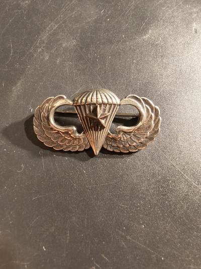 老王徽章第161期 - 美国二战中级空降兵技能章     925银     二战时期横针版