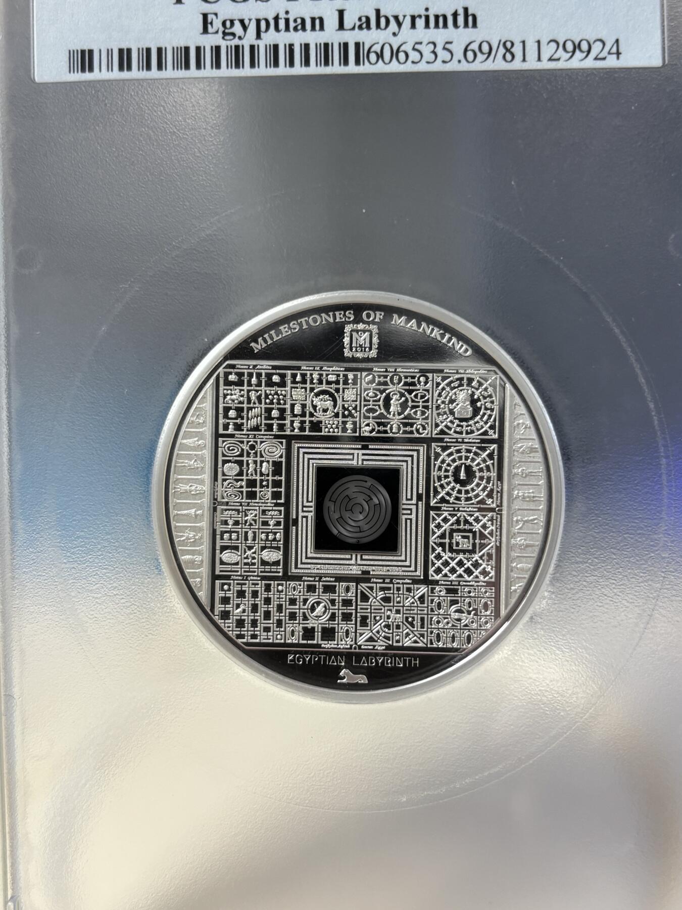 第181期拍卖 库克2016年人类里程碑镶微型迷宫纪念银币PCGS-PR69，999银，50克，发行量999枚，评级盒有裂痕