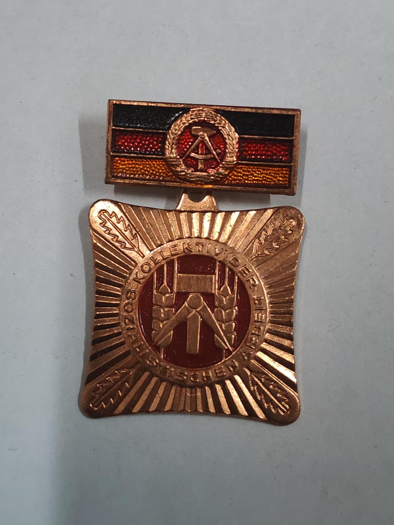 韵星假日拍卖第三十期 -- Rimey Holidays Auction 30 民主德国集体劳动模范奖章