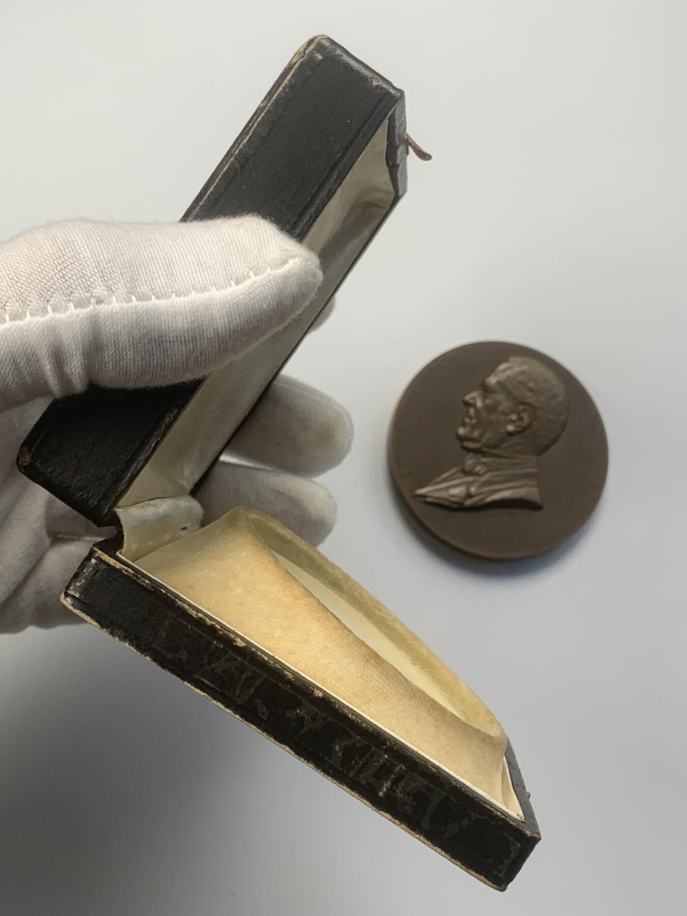 掌中浮雕-藏着的欧洲第041场 1896年丹麦化学家朱利叶斯·汤姆森70岁生日铜章，58mm， Saabye雕刻，原盒