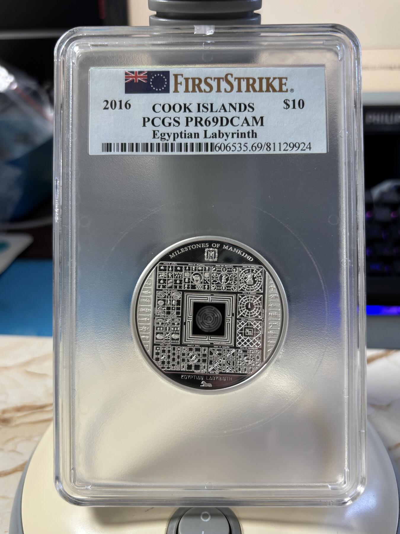 第181期拍卖 库克2016年人类里程碑镶微型迷宫纪念银币PCGS-PR69，999银，50克，发行量999枚，评级盒有裂痕