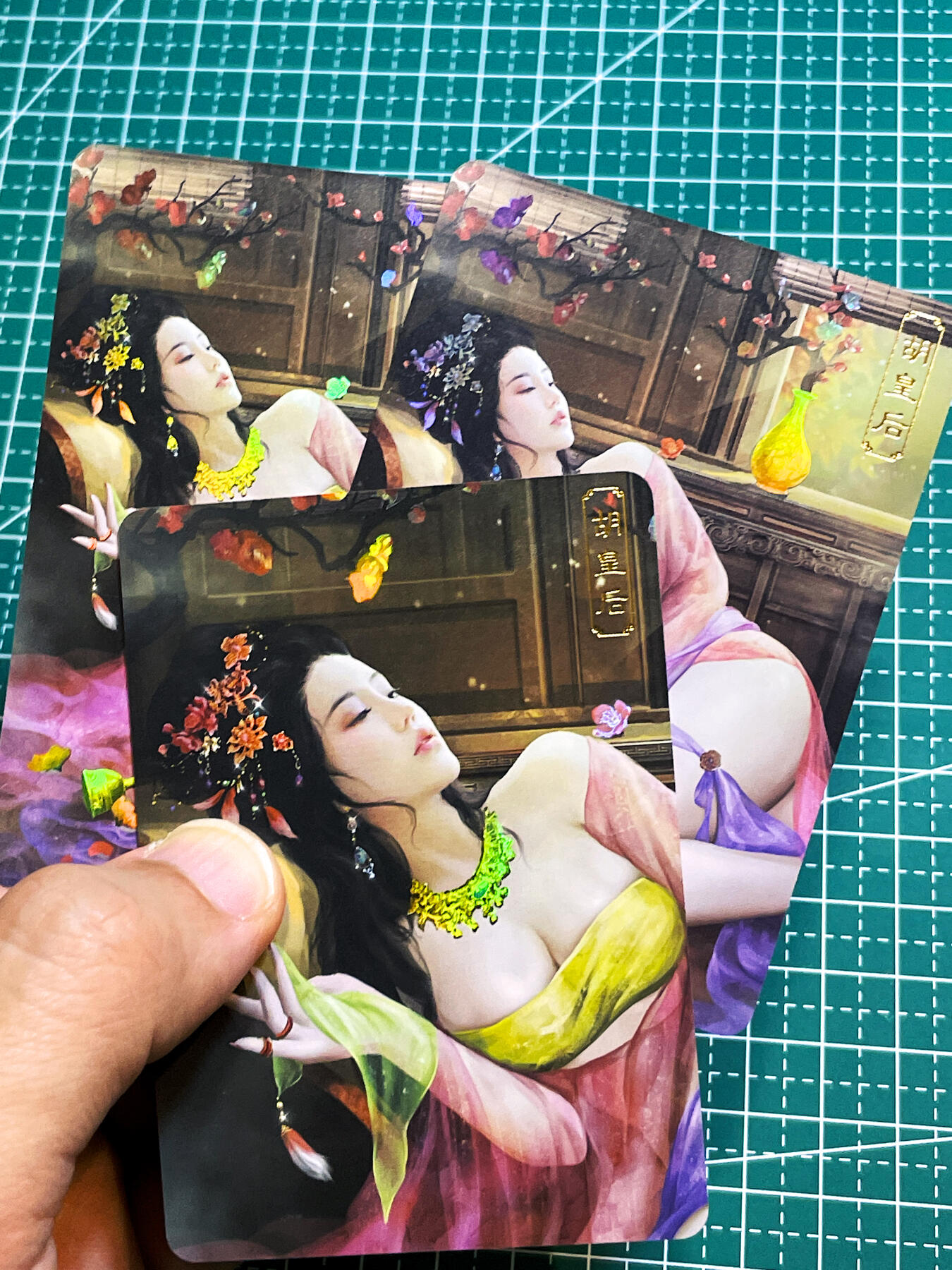 显眼宝36期 11月12日晚21:50截拍 佣金1起 可寄存～ 卡将卡牌 欲女传 胡皇后  颜值一绝 三渐变三张 彩闪卡 63*88