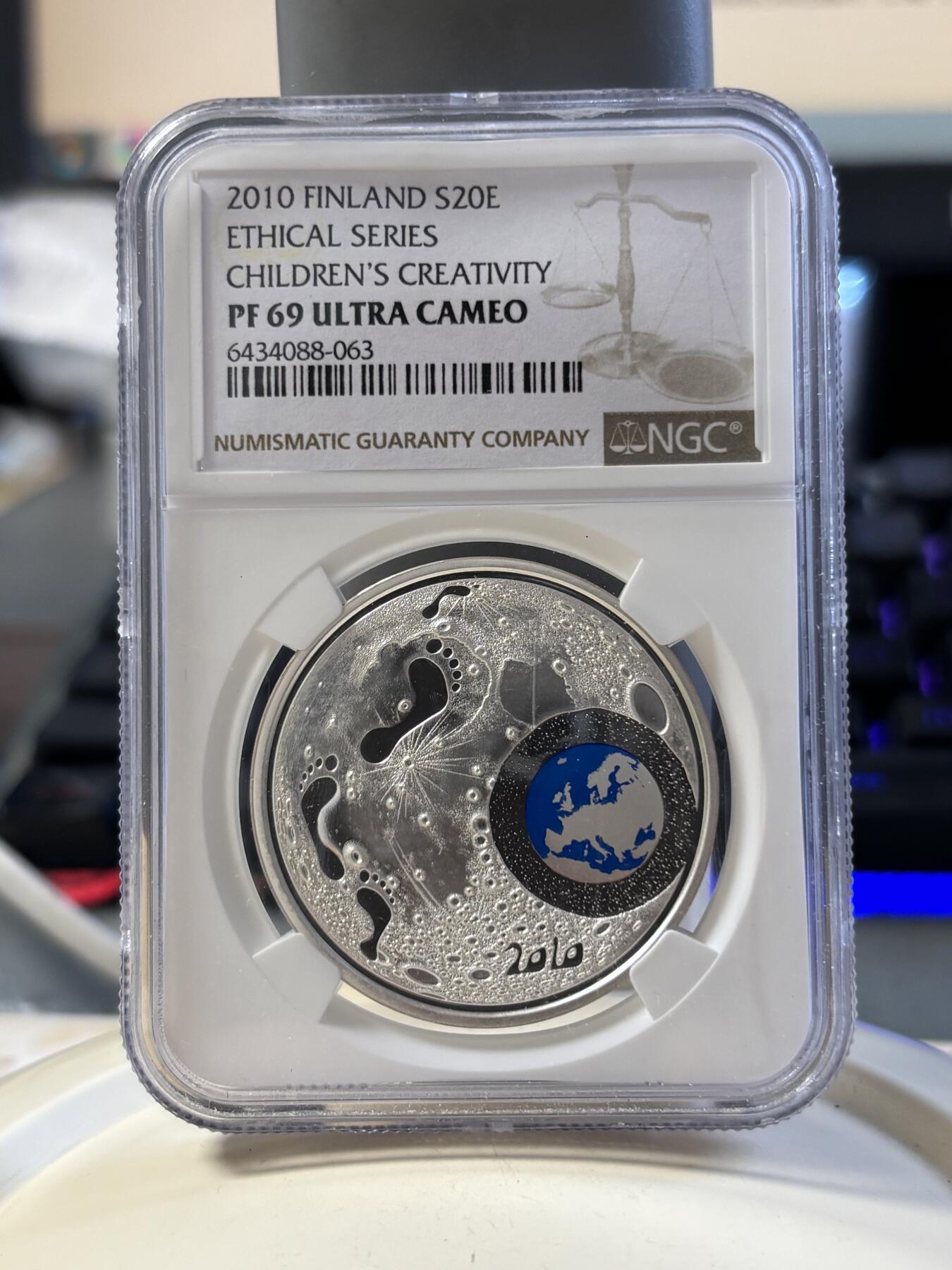 第181期拍卖 获奖币芬兰2010年儿童与创造力彩色精制纪念银币原盒证书NGC-PF69，925银，33.62克，获得克劳斯2012年度最富激情币大奖