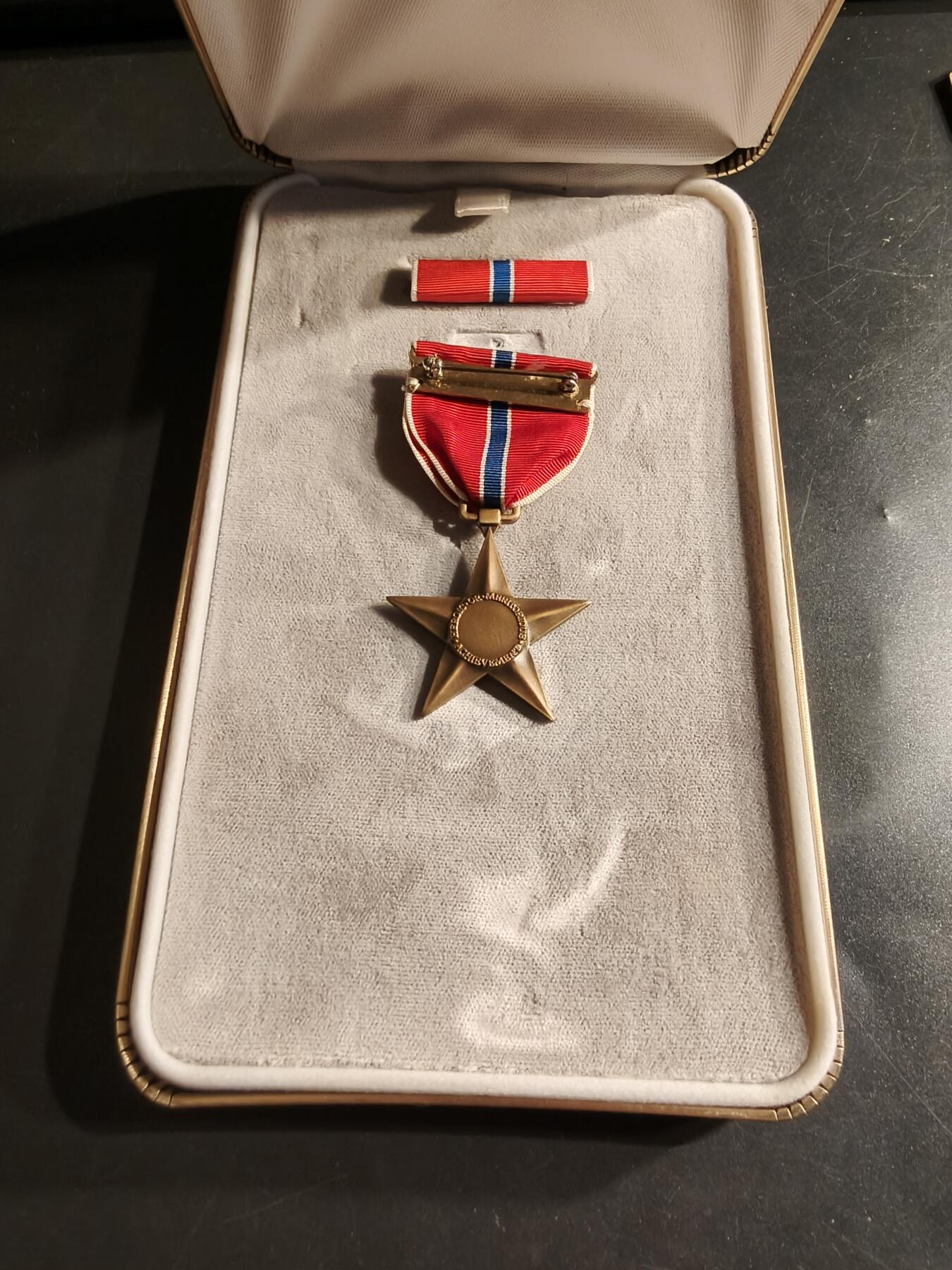 老王徽章第161期 美国铜星勋章    二战版本    原盒带略