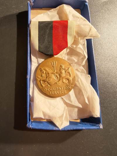 老王徽章第161期 - 美国二战后海军占领军服役奖章     原盒带油纸