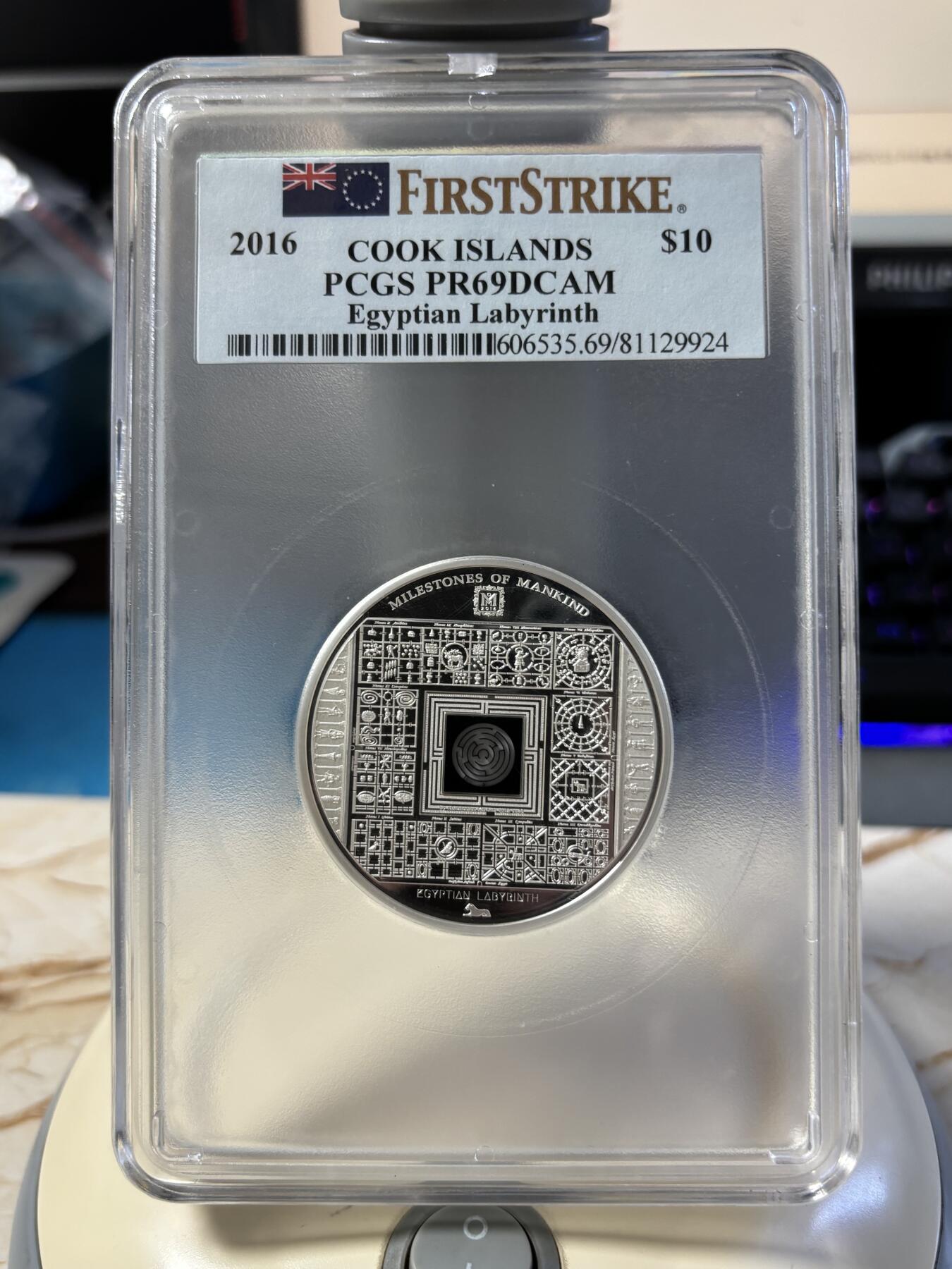 第181期拍卖 库克2016年人类里程碑镶微型迷宫纪念银币PCGS-PR69，999银，50克，发行量999枚，评级盒有裂痕