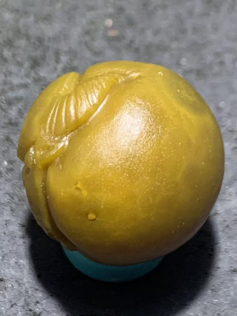 精美亚光高玉化冻料战国红玛瑙手工俏色巧雕牛头圆珠一个