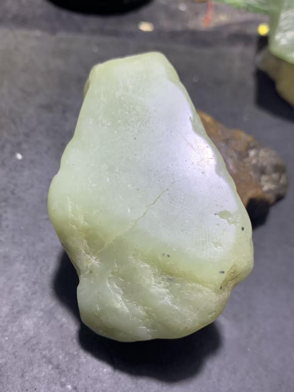 新疆戈壁沙枣青和田玉原石一颗，