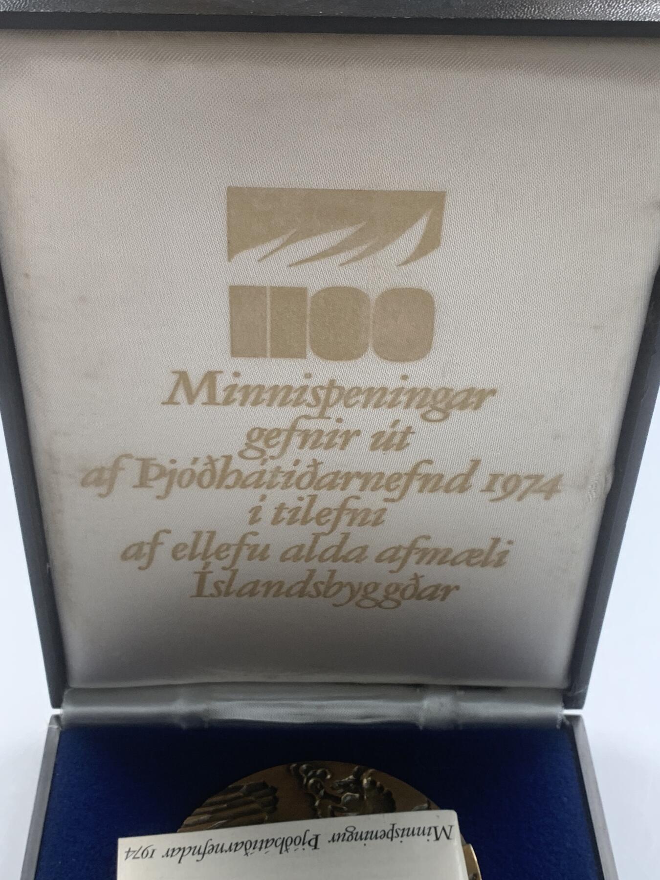 掌中浮雕-藏着的欧洲第040场 1974年冰岛建城1100年纪念，原盒，银章限量发行2000枚，银章（925）70mm/300g，铜章，70mm/310g