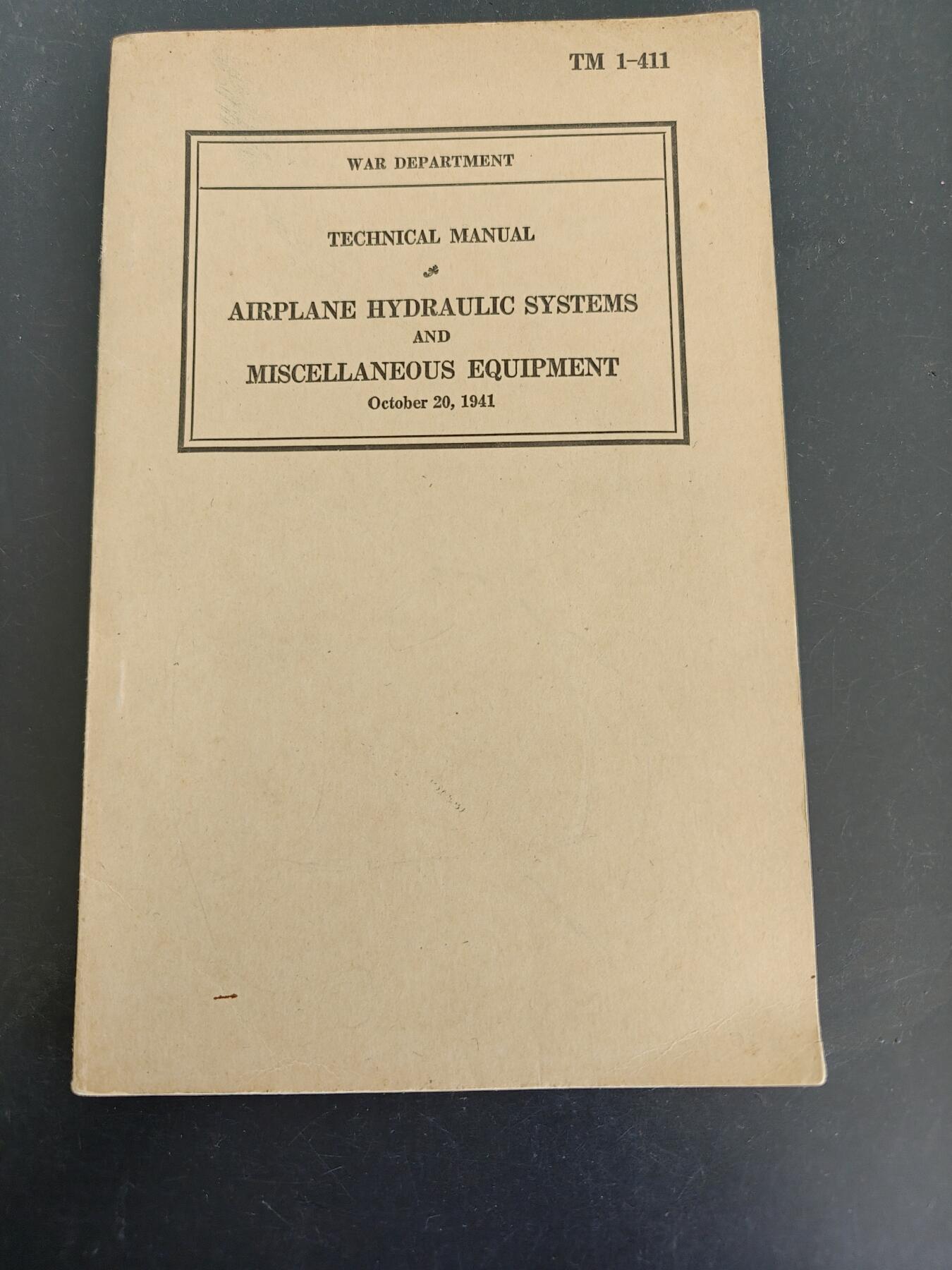 老王徽章第161期 美国战争部《飞机液压系统及杂项设备技术手册》技术手册      1941年出版      供美国陆军/海军航空兵及地勤人员学习使用       内容丰富     106页